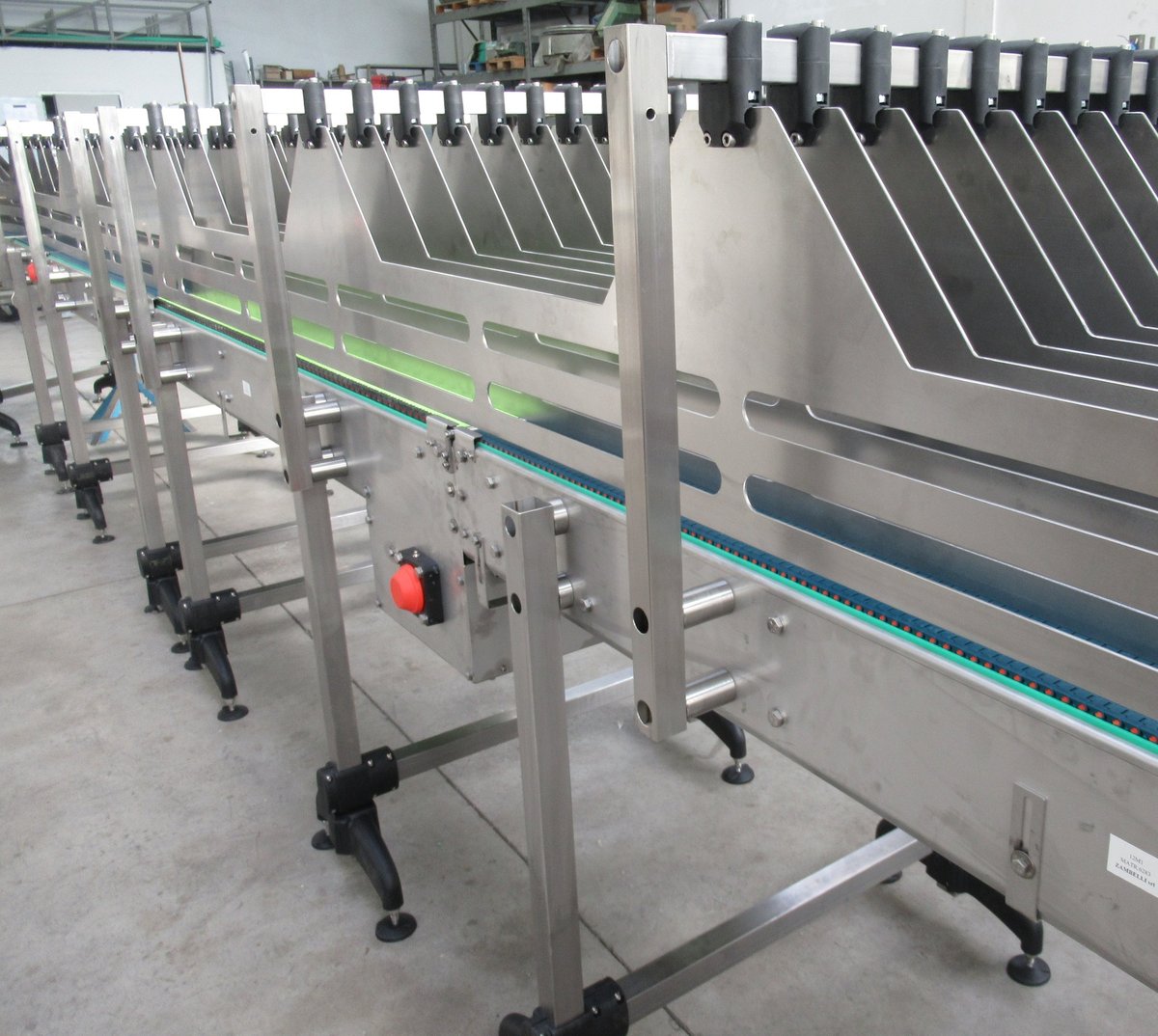 Strutture metalliche industriali presse per stampa con dettagli colorati in officina